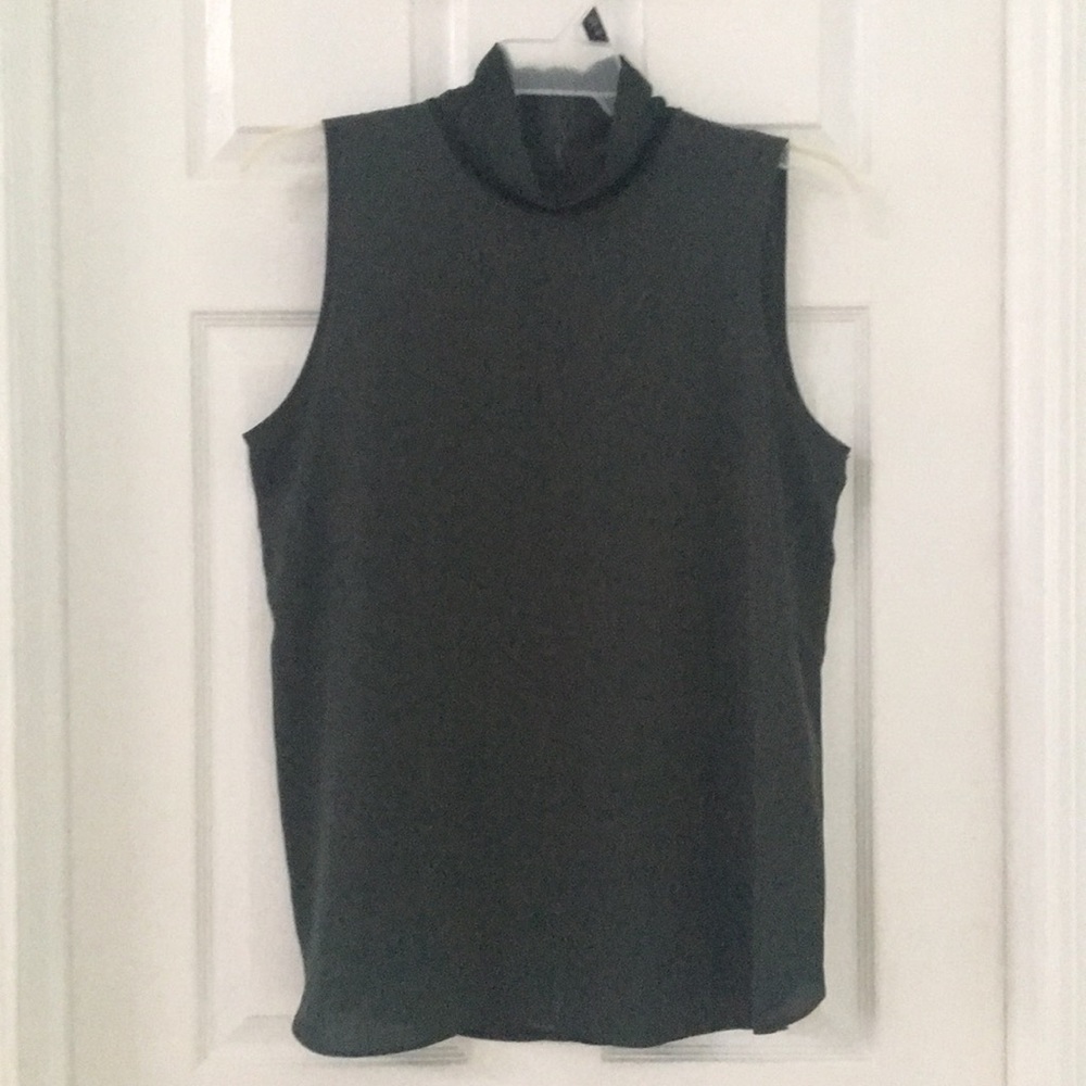 🍄5/$25🍄Forest green mock neck sleeveless blouse.